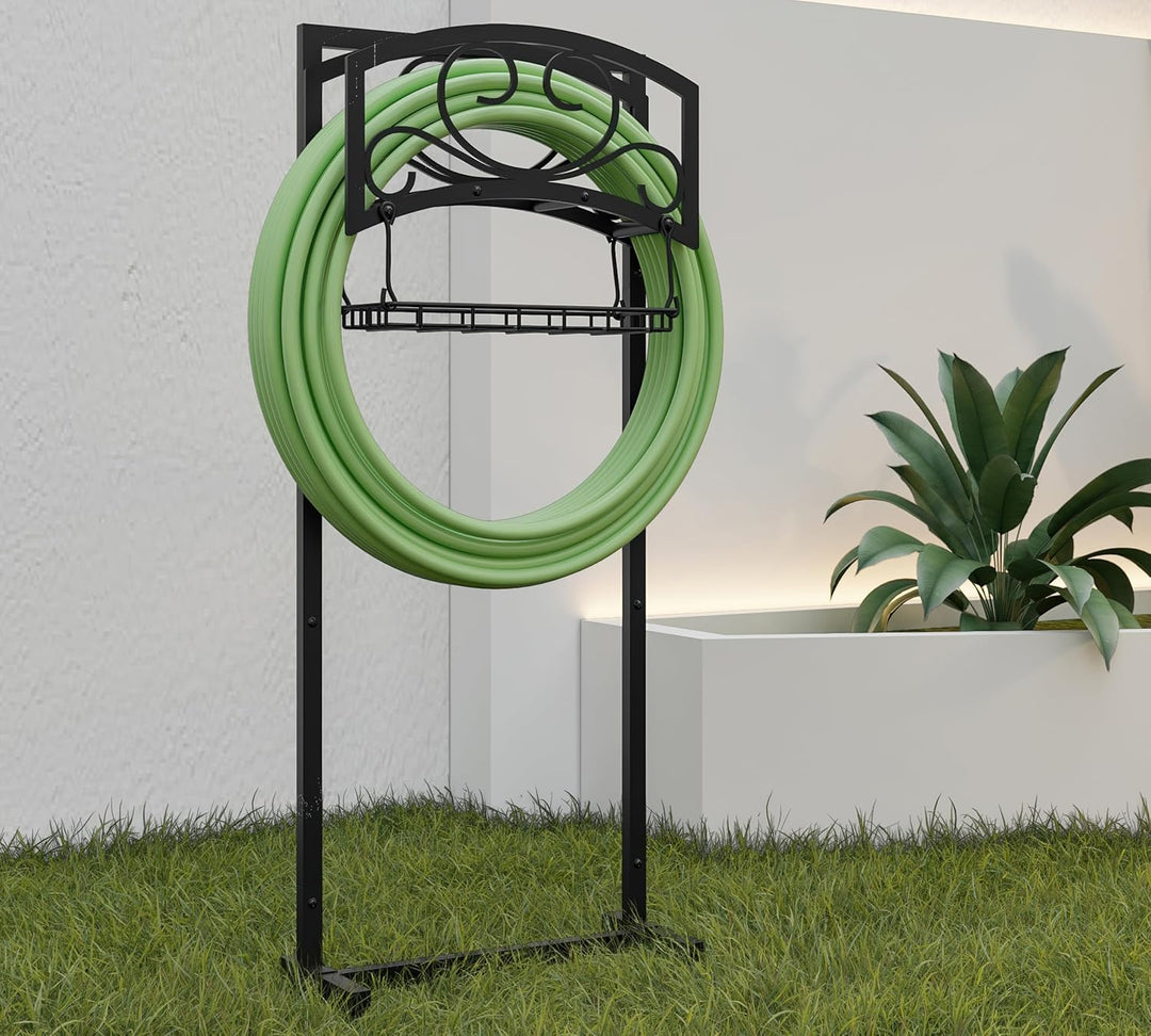 Kingson freistehender Gartenschlauchhalter mit Aufbewahrungskorb, strapazierfähiger, schwarzer pulve