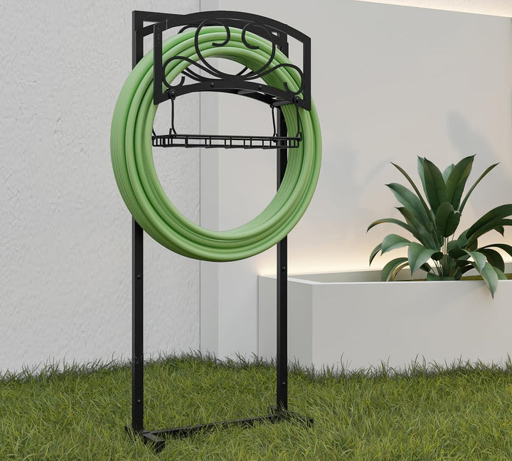 Kingson freistehender Gartenschlauchhalter mit Aufbewahrungskorb, strapazierfähiger, schwarzer pulve