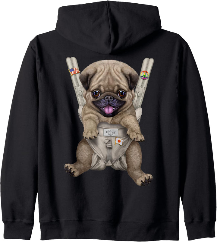 Glücklicher brauner Mops-Hund in der Babytrage Kapuzenjacke