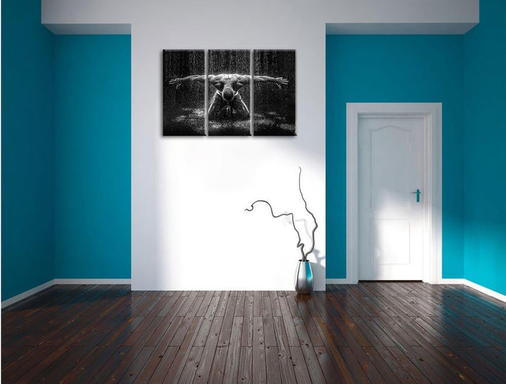 Pixxprint Bodybuilder im Regen Kunst B&W / 3-Teilig/Gesamtmass 120cm Leinwandbild bespannt auf Holzr
