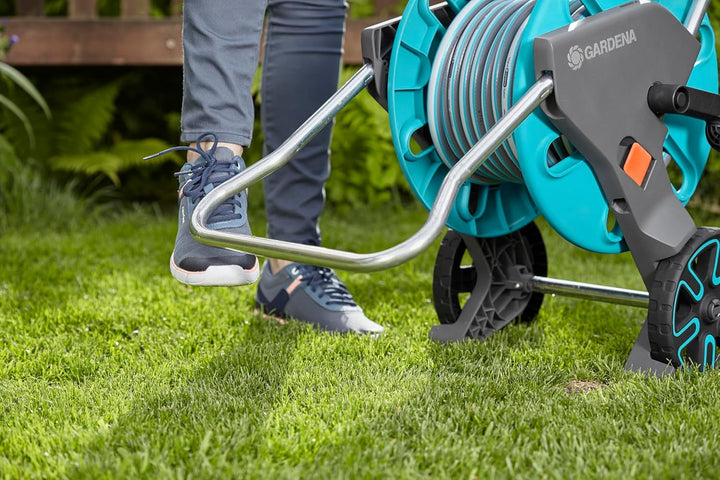 Gardena CleverRoll M Set: Schlauchwagen mit 20 m Classic-Schlauch und Spritze und Clipbefestigung zu