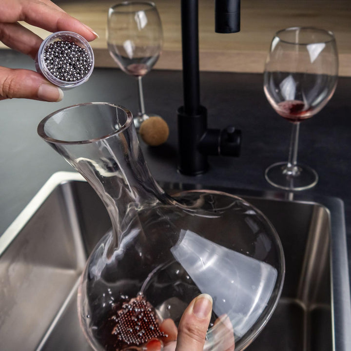 Intirilife Glas Karaffe mit 1.8 Liter für Rotwein mit Reinigungsperlen - Dekantierkapazität 750ml -