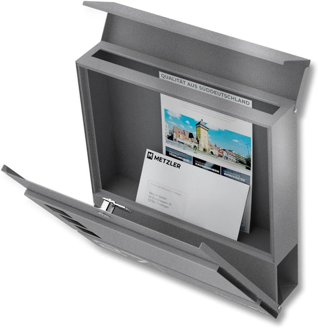 Metzler Briefkasten in Graualuminium RAL 9007 Cube - Name &amp; Hausnummer als Lasergravur - Design Wand