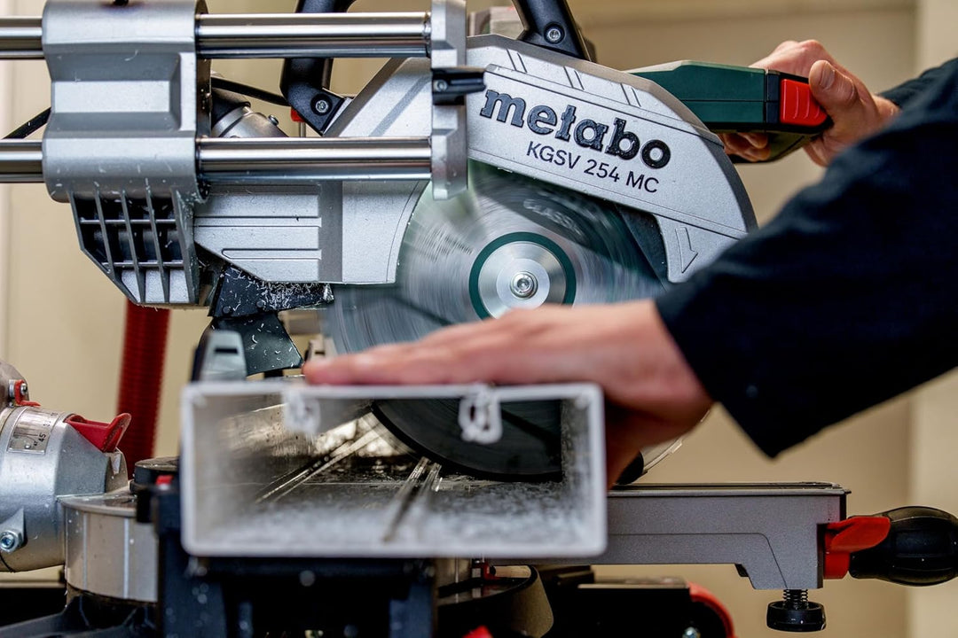 metabo Kappsäge KGSV 254 MC - 1450 W, 254 mm Sägeblatt - Mit Zugfunktion, LED-Schnittlinie, variable
