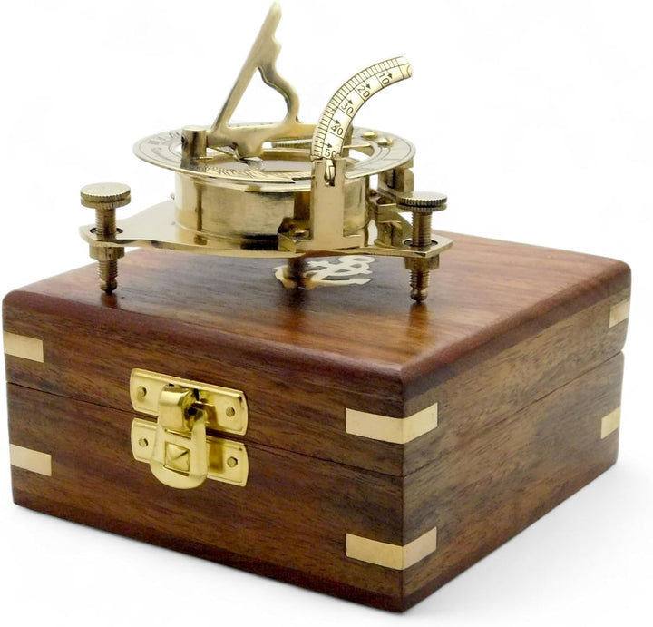 Messing-Kompass. Eleganter, traditioneller 7,6 cm grosser nautischer Sonnenuhr-Kompass aus antikem M