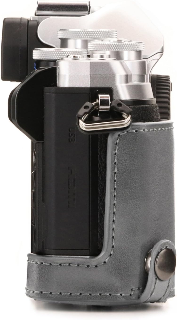 MegaGear Olympus OM-D E-M10 Mark III (14-42mm) Ever Ready Leder Kamera-Case mit Trageriemen und Batt