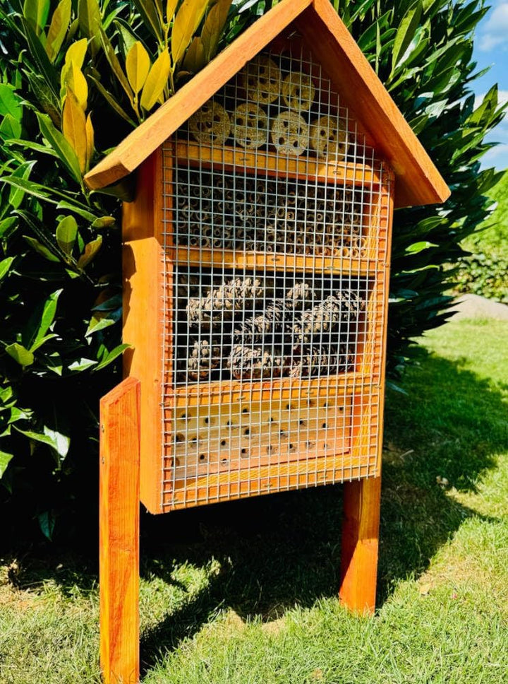 DARLUX massives handgefertigtes L Insektenhotel aus Holz I 52 x 28 x 12 cm (HxBxT) mit Ständer Höhe
