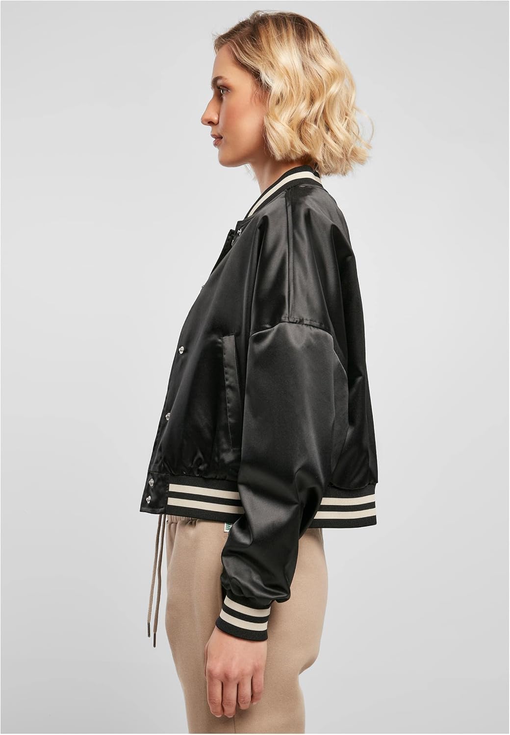 Urban Classics Damen College Jacke aus schimmerndem Satin, Short Oversized Satin College Jacket, Var