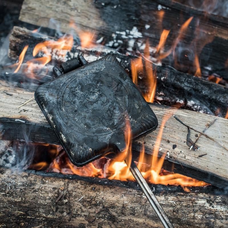 Petromax Sandwicheisen aus Gusseisen | mit langem Stiel für Gas oder Holzkohlegrills | im Feuer, auf