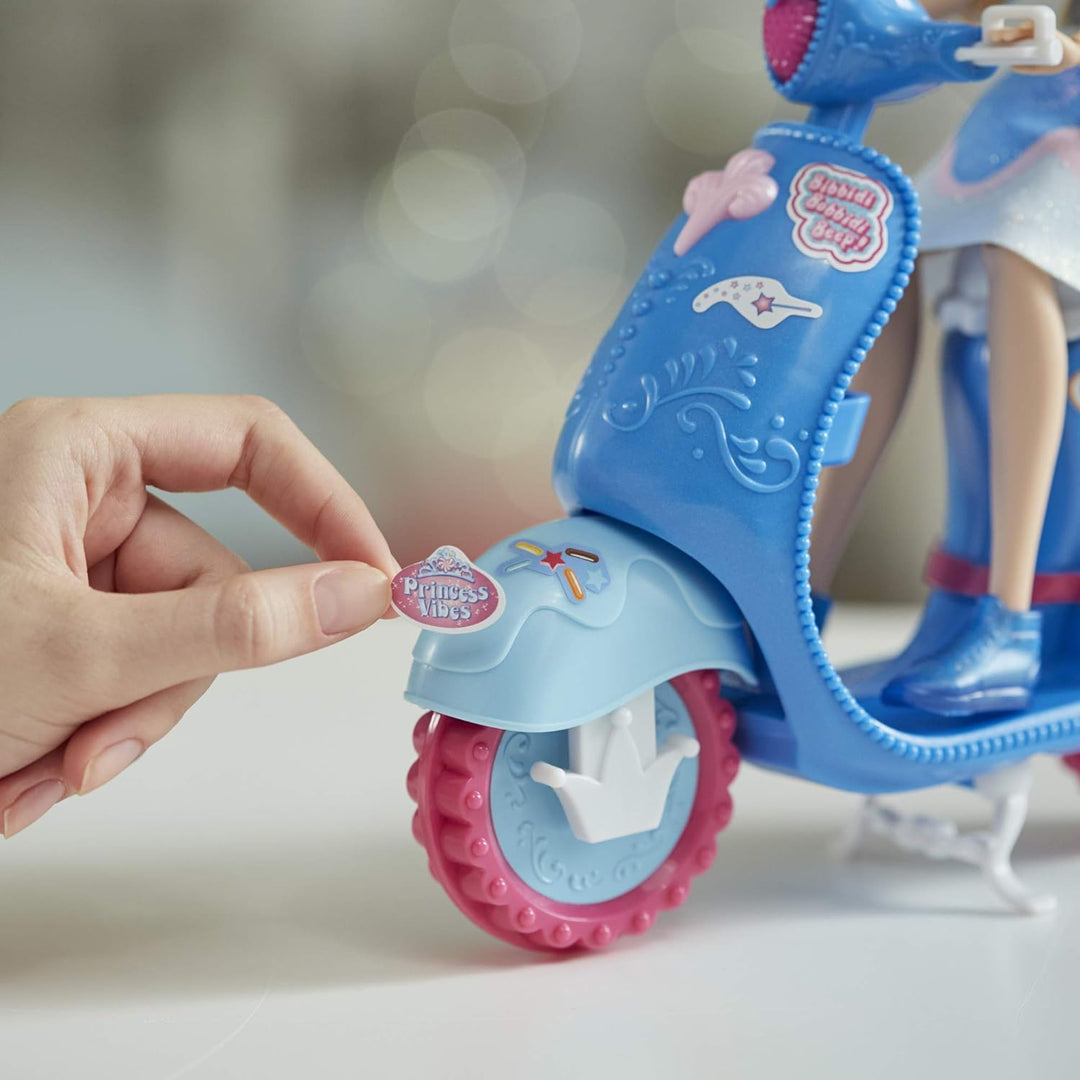 Disney Princess Comfy Squad Cinderella Sweet Scooter, Fashion Doll mit Scooter, Helm und Aufklebern,