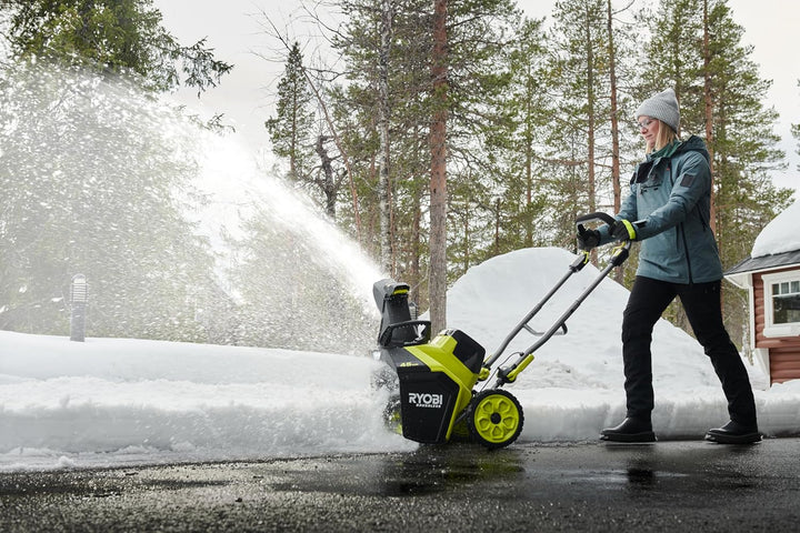 RYOBI 18 V ONE+ Akku-Schneefräse RY18STX45A-240, 45 cm Räumbreite, inkl. 2 x 4,0 Ah Akku und 2,0 A L
