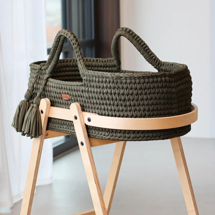 LIINI® Babywiege mit Moseskorb (Olive) – sanfte Wiegebewegung, handgehäkelt, nachhaltiges Holzgestel