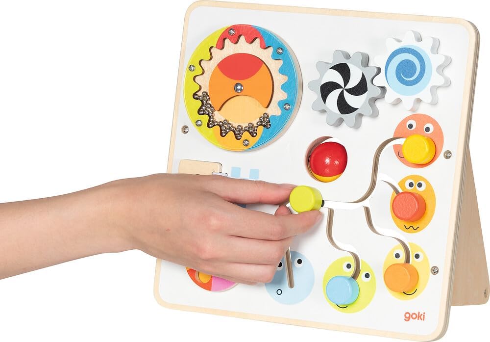 goki 59959 - Activity- und Motorikboard, Motorikspielzeug aus Holz mit Zahnrädern, Regenmacher, Schi