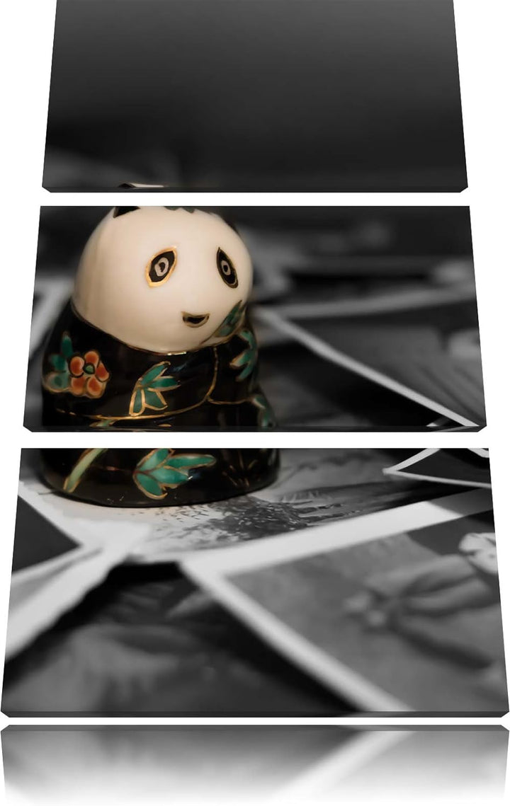 Pixxprint Panda Figur zwischen Fotografien als Leinwandbild/Grösse: 3 Teilig (120x80) cm/Wandbild/Ku