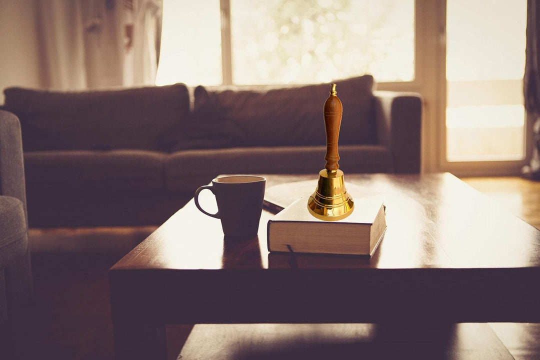 Tischglocke aus Messing mit Holzgriff, 18 cm hoch - Hängend, Gold, Klassisch, Weihnachten