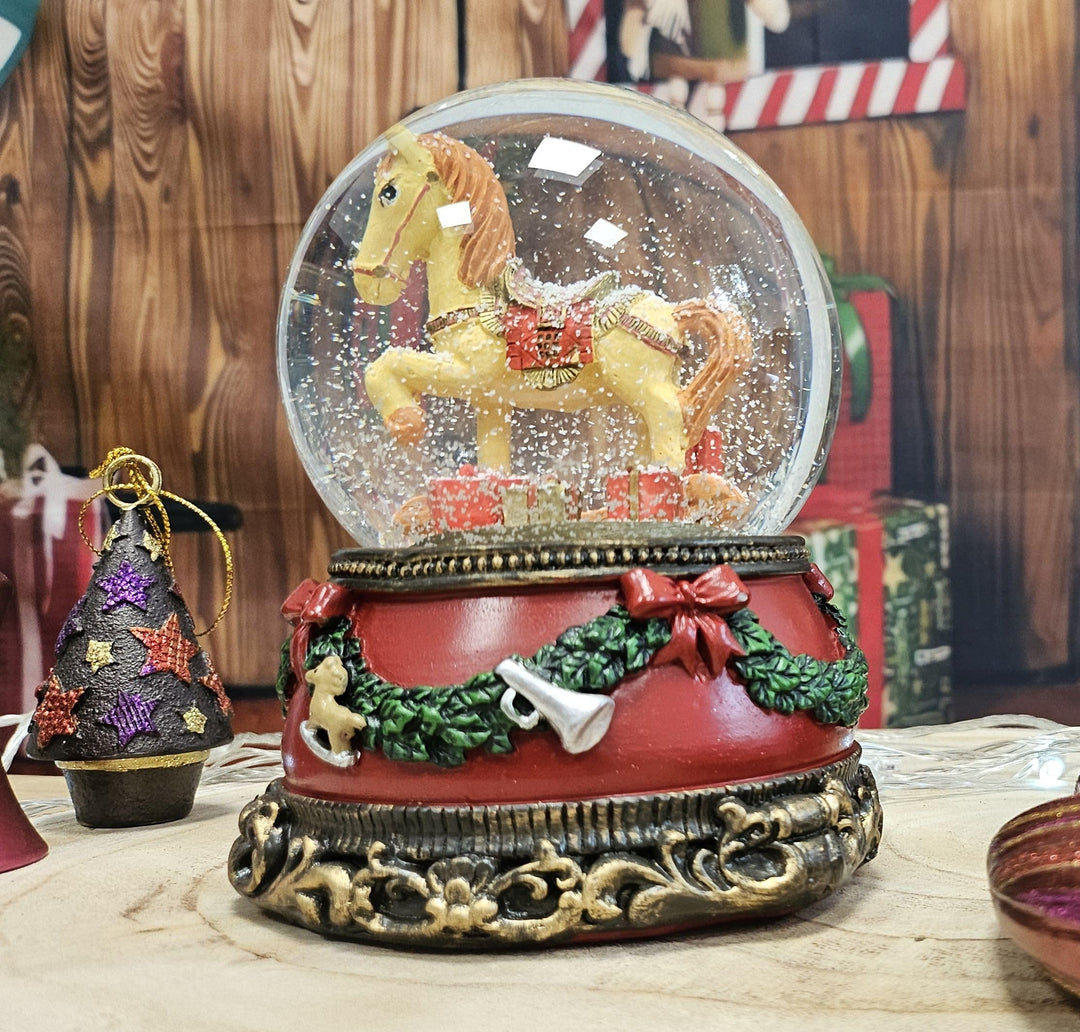 Weihnachts-Schneekugel mit Musik | Schneekugel Schaukelpferd mit Geschenkpaketen | Sockel Weihnachte
