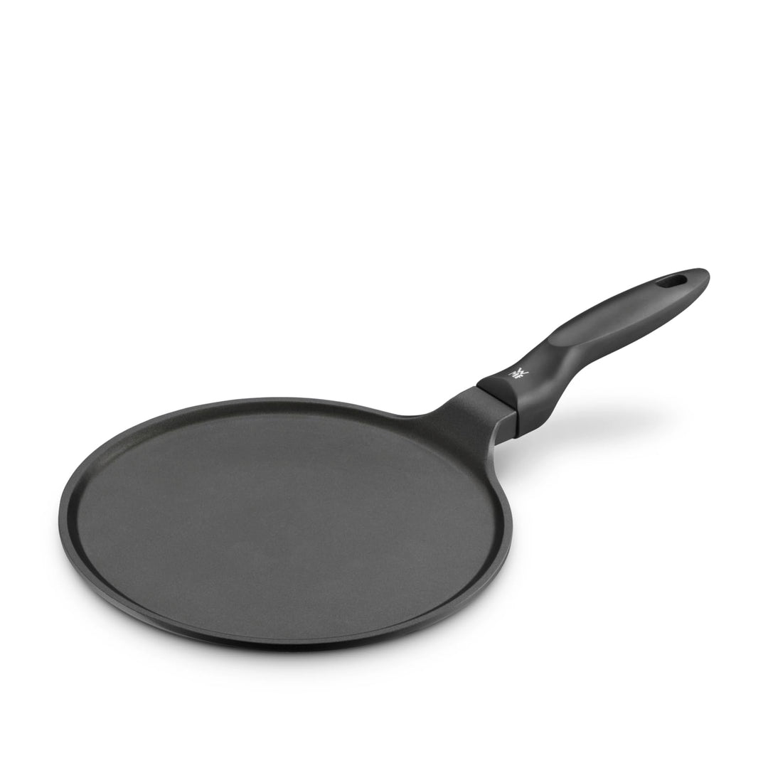 WMF Devil Crepe Pfanne Induktion 27 cm, Crepes Pfanne, Pfannkuchenpfanne mit Teigverteiler und Holzs