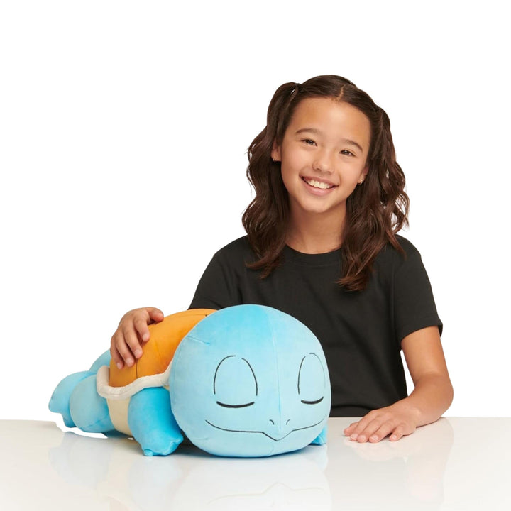Pokémon PKW4320-45cm Schlafendes Plüsch - Schiggy, offizielles Plüsch Squirtle, Squirtle