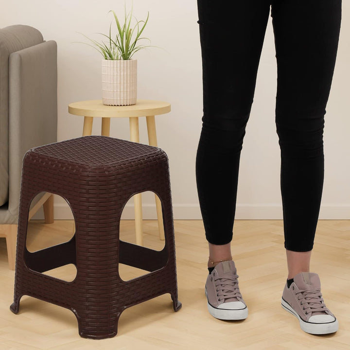 KADAX Hocker aus Kunststoff, Tritthocker bis 120 kg, Rattanhocker mit Antirutschfüssen, Badhocker, W