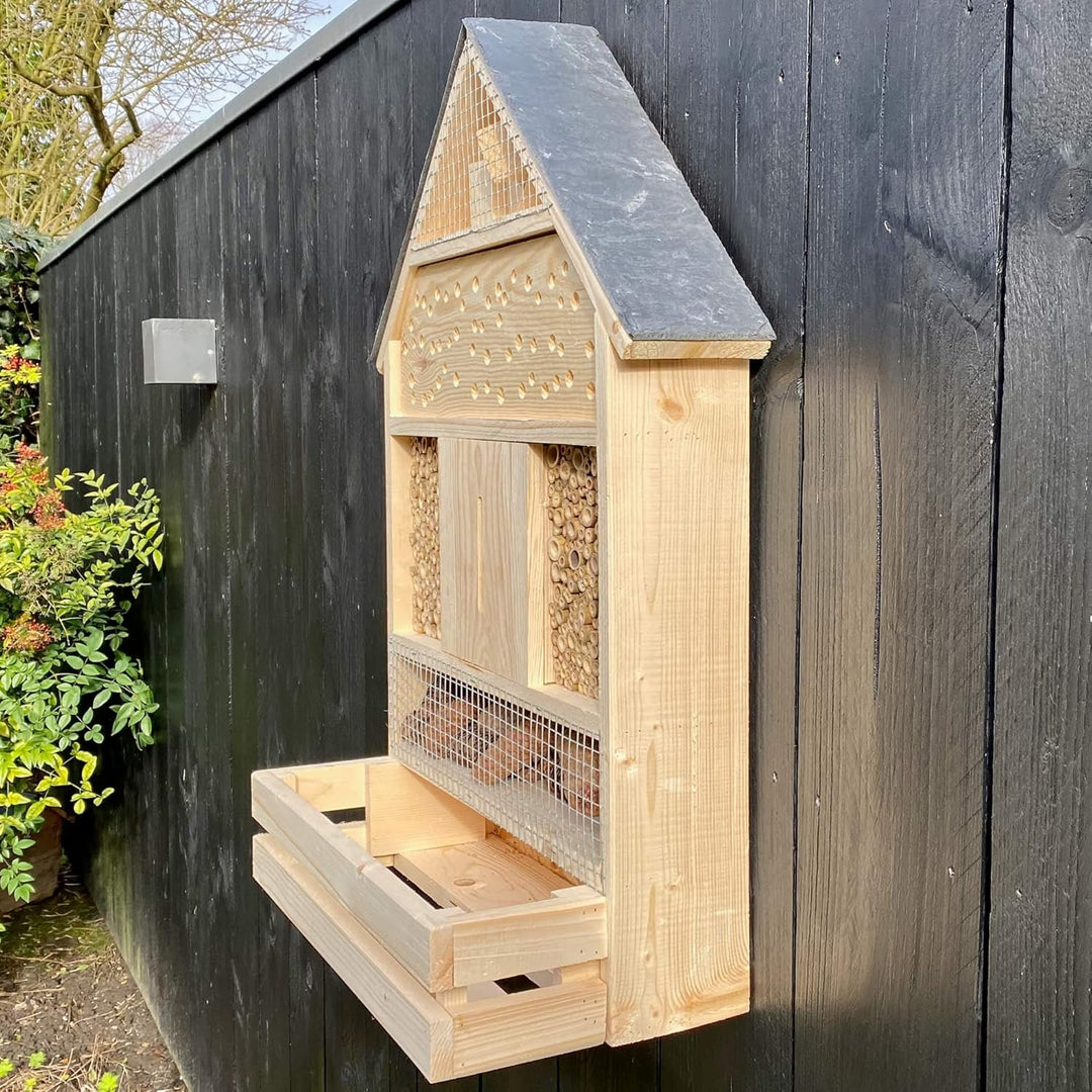 GARTENETAGE Insektenhotel zum Aufhängen XXL mit Pflanzenbalkon &amp; Schieferdach/Naturbelassenes, massi
