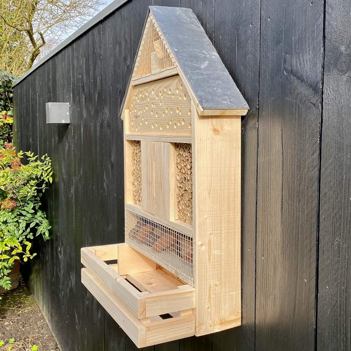 GARTENETAGE Insektenhotel zum Aufhängen XXL mit Pflanzenbalkon &amp; Schieferdach/Naturbelassenes, massi