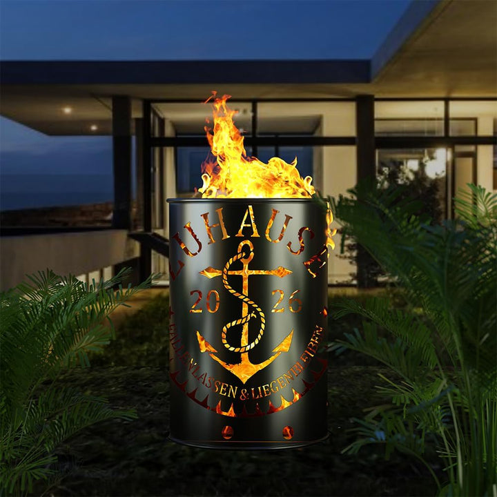 Feuertonne mit - Zuhause 2026- Motiv - Gefertigt aus neuem Ölfass - Besondere Feuerstelle für Garten