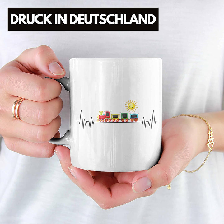 Trendation - Zug Züge Herzschlag Tasse Geschenk für Eisenbahner Zugführer Hobby Geschenkidee (Weiss)