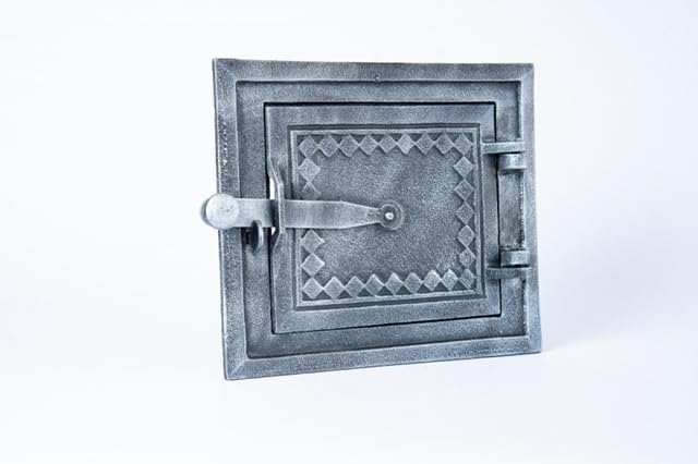 Gusseiserne Ofentür mit Riegel - 25,2 x 21,5 cm – Brotofentür - Pizzaofentür - Steinofentür - Kamino
