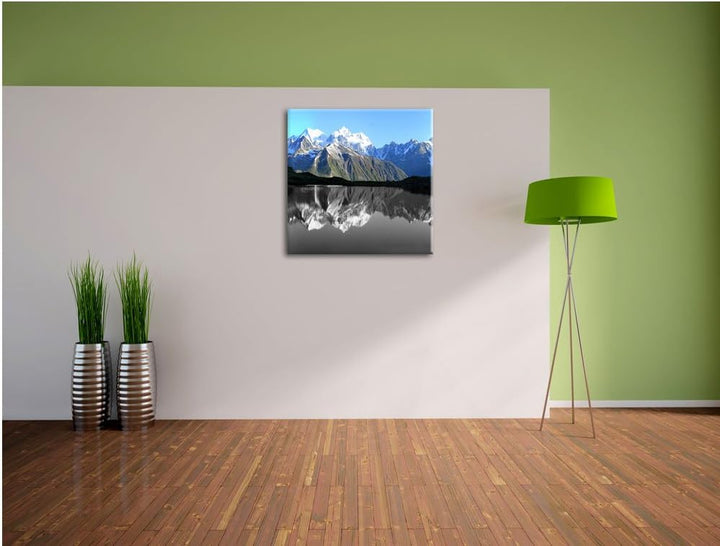 Pixxprint Gewaltige Berge vor Spiegelsee schwarz/weiss, Format: 70x70 auf Leinwand, 70x70