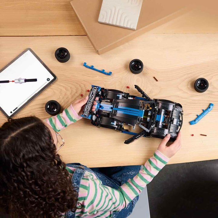 LEGO Technic Porsche GT4 e-Performance Rennwagen, Ferngesteuerter Flitzer, interaktives Modellauto,