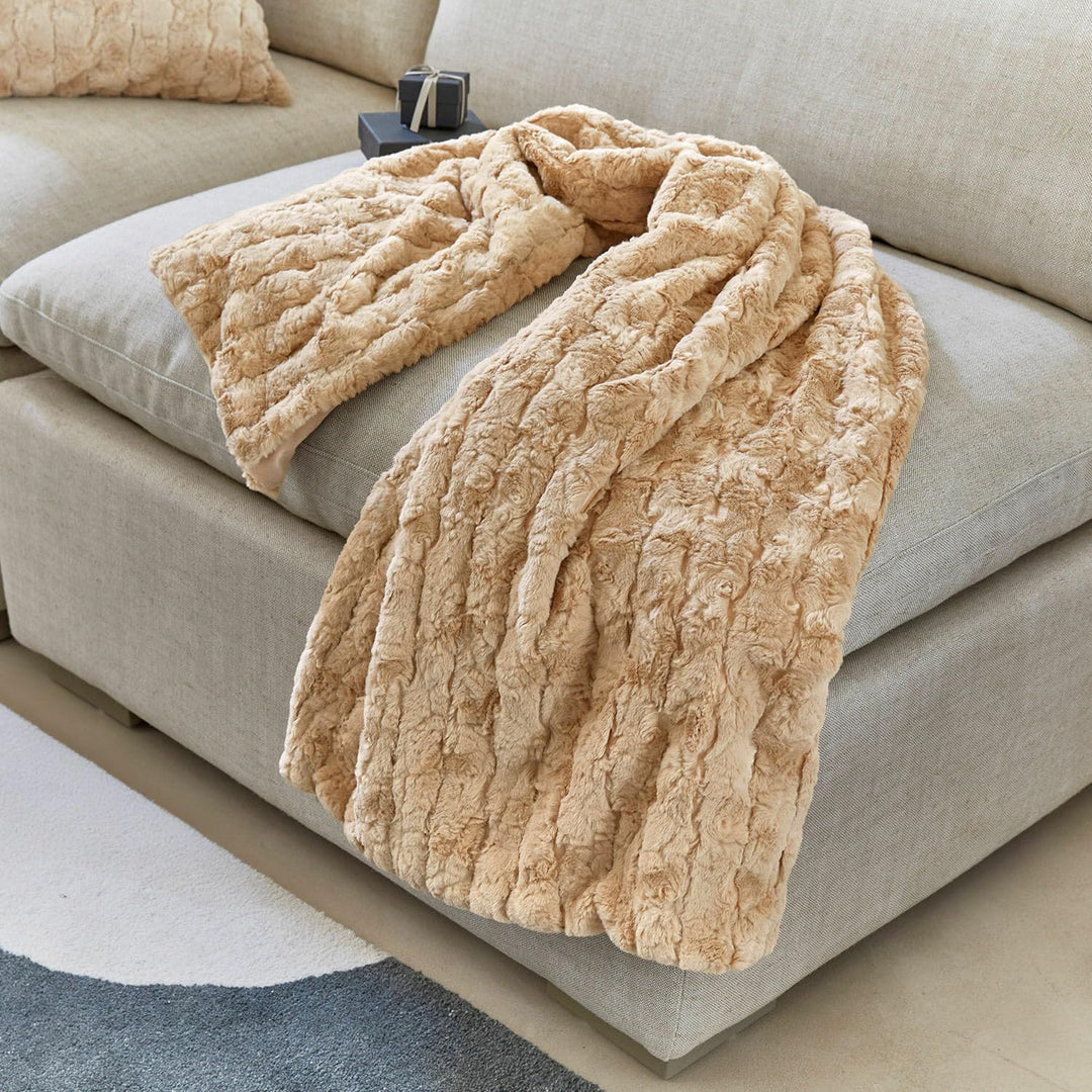 Loberon Plaid Dorelice - Elegante Fell-Optik - Weiche Haptik - Hochwertige Verarbeitung - Kuscheldec