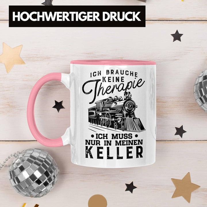 Trendation - Modelleisenbahn Tasse Geschenk für Eisenbahner Spruch Ich Muss In Meinen Keller (Rosa),