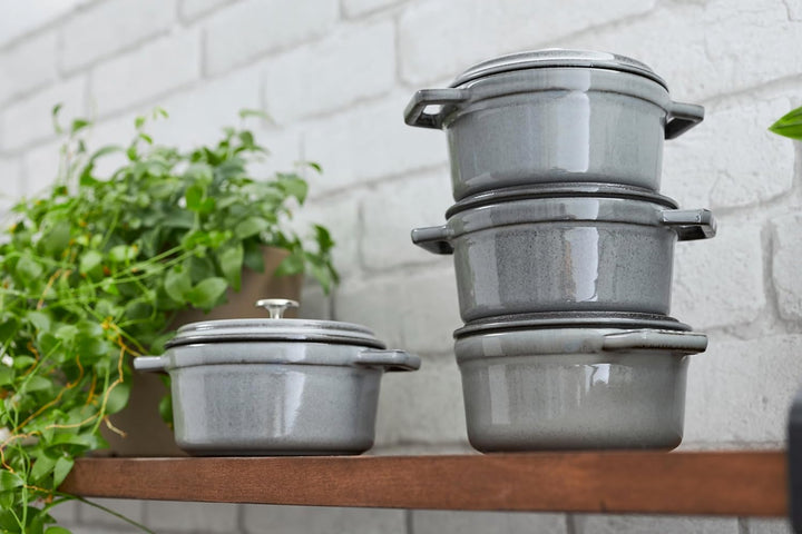 STAUB Gusseisen Bräter/Cocotte, Rund 14 cm, 0,8 L, Aromaregen Funktion, Für alle Herdarten geeignet,