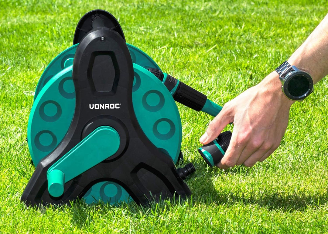 VONROC Schlauchtrommel, komplettes Starterset – Inkl. 15 m Gartenschlauch, Sprühkopf, Schlauchkupplu