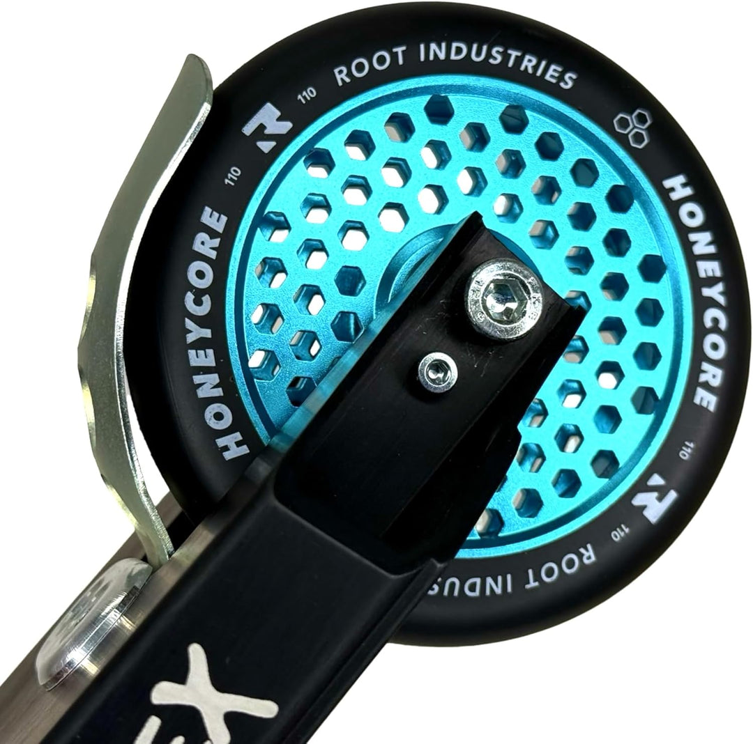 Root Industrie Air Honeycore 110mm Stunt-Scooter Rolle + Fantic26 Sticker (Sky Blue/Pu Schwarz) Sky