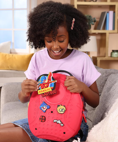 Miraculous Ladybug – Pop n' Swop -Rucksack mit schwarzem Griff, 6 Clip-on-Abzeichen und Reissverschl