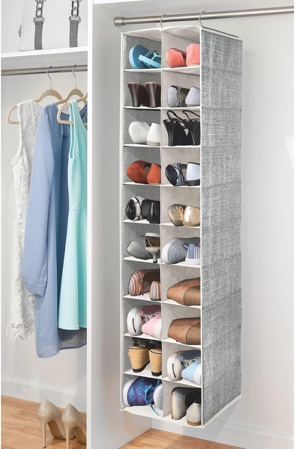 mDesign Hängeaufbewahrung mit 20 Fächern – grosser Hänge Organizer für die Kleiderstange – platzspar