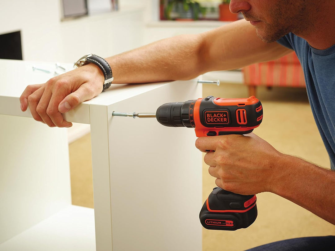 Black + Decker Bohrmaschine Compact mit 2 Akkus 10,8 V, orange, BDCDD12K1-Qw, 10.8V Bohrmaschine 10,