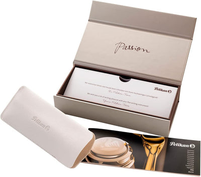Pelikan Füllhalter Classic 200, Schwarz, Feder B (breit), hochwertiger Kolbenfüller im Geschenk-Etui