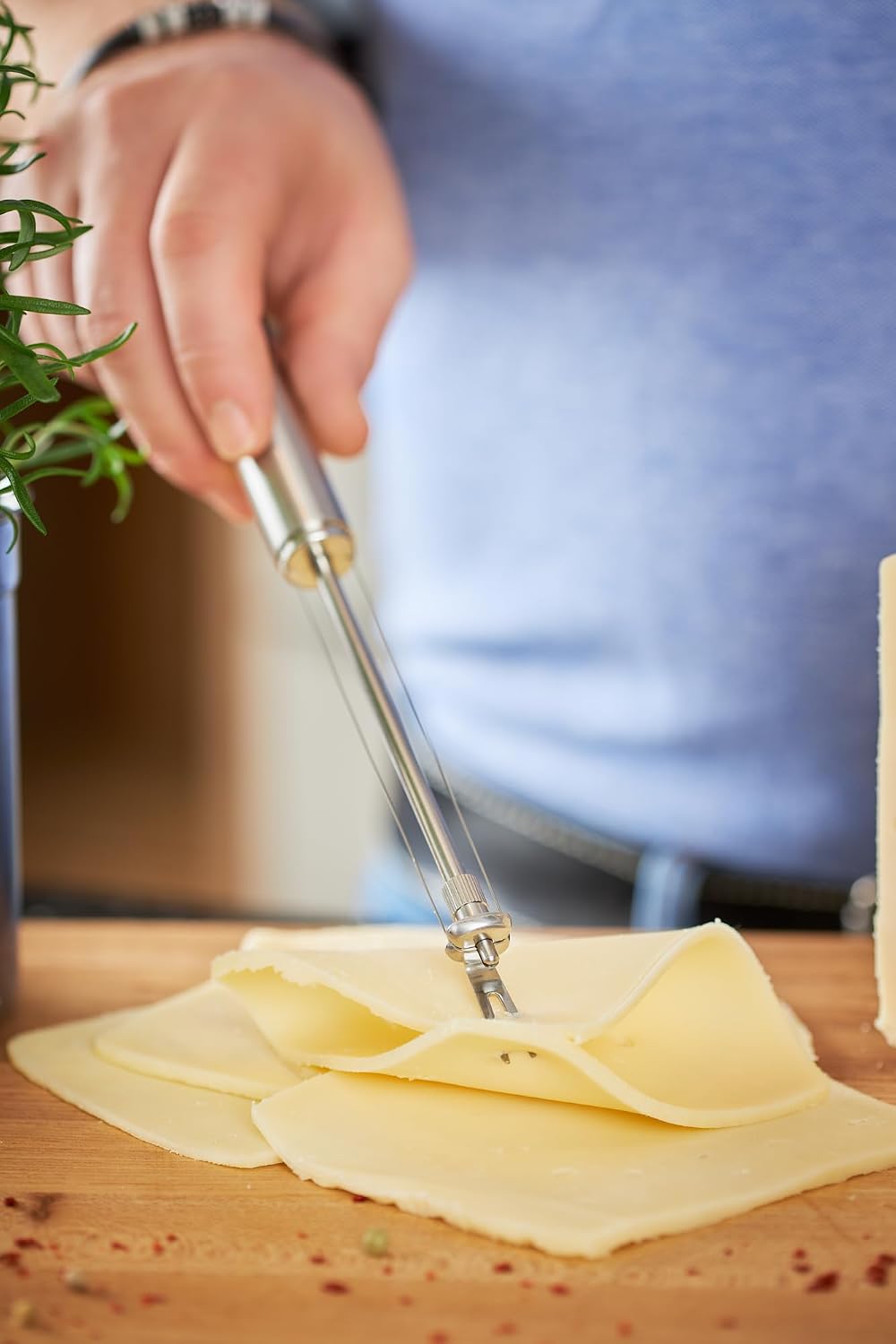 RÖSLE Käseschneider, hochwertiger Drahtschneider mit Gabel für Schnittkäse, Edamer, Gouda und Tilsit