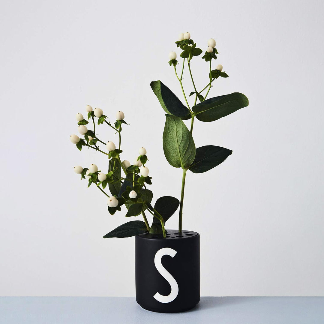 Design Letters Blumenhaltereinsatz für Porzellantasse & Lieblingsbecher (Schwarz) - Lackierter Stahl