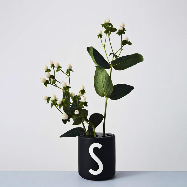 Design Letters Blumenhaltereinsatz für Porzellantasse & Lieblingsbecher (Schwarz) - Lackierter Stahl
