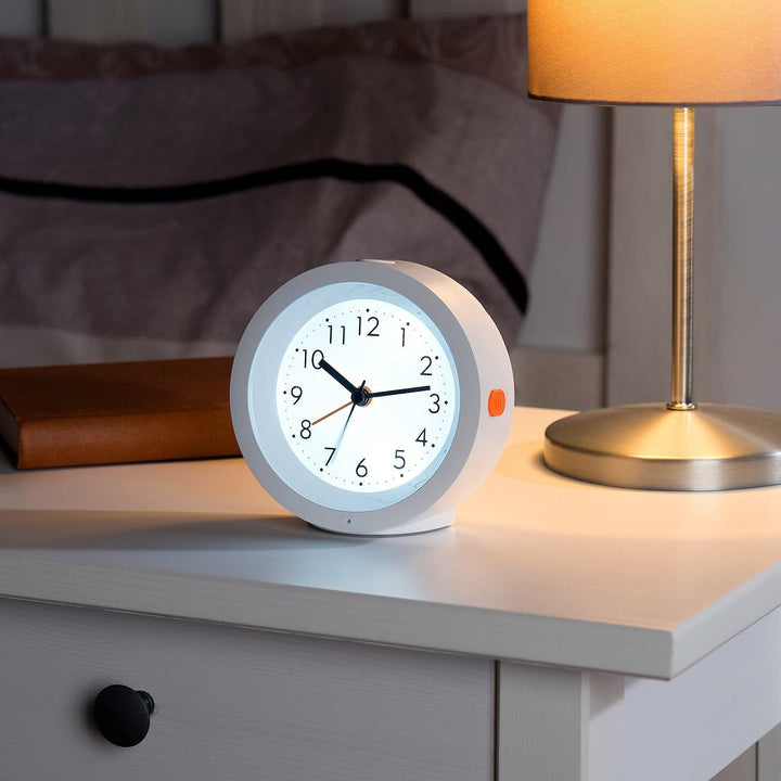 infactory Wecker lautlos: Analoger Quarz-Wecker, geräuschlos, Nachtlicht, Licht-Sensor, Akku (absolu