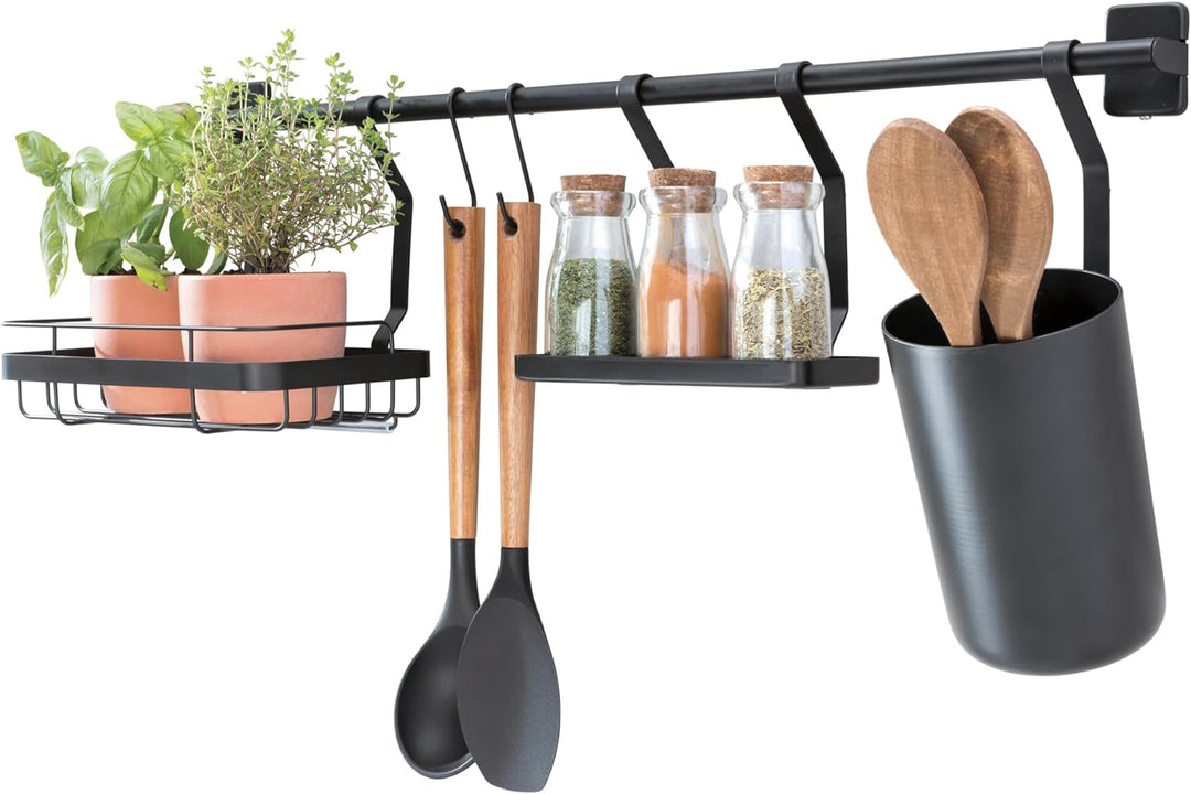 iDesign Küchenstange Küchenreling mit Utensilienhalter, 2 Haken, Halter für Küchenkräuter & Gewürzre