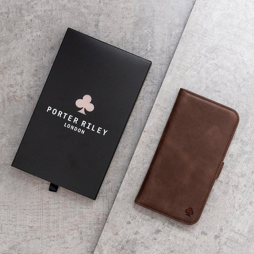 Porter Riley - Lederhülle kompatibel mit iPhone 15 Plus. Premium Echtleder Standhülle/Ledertasche/Br