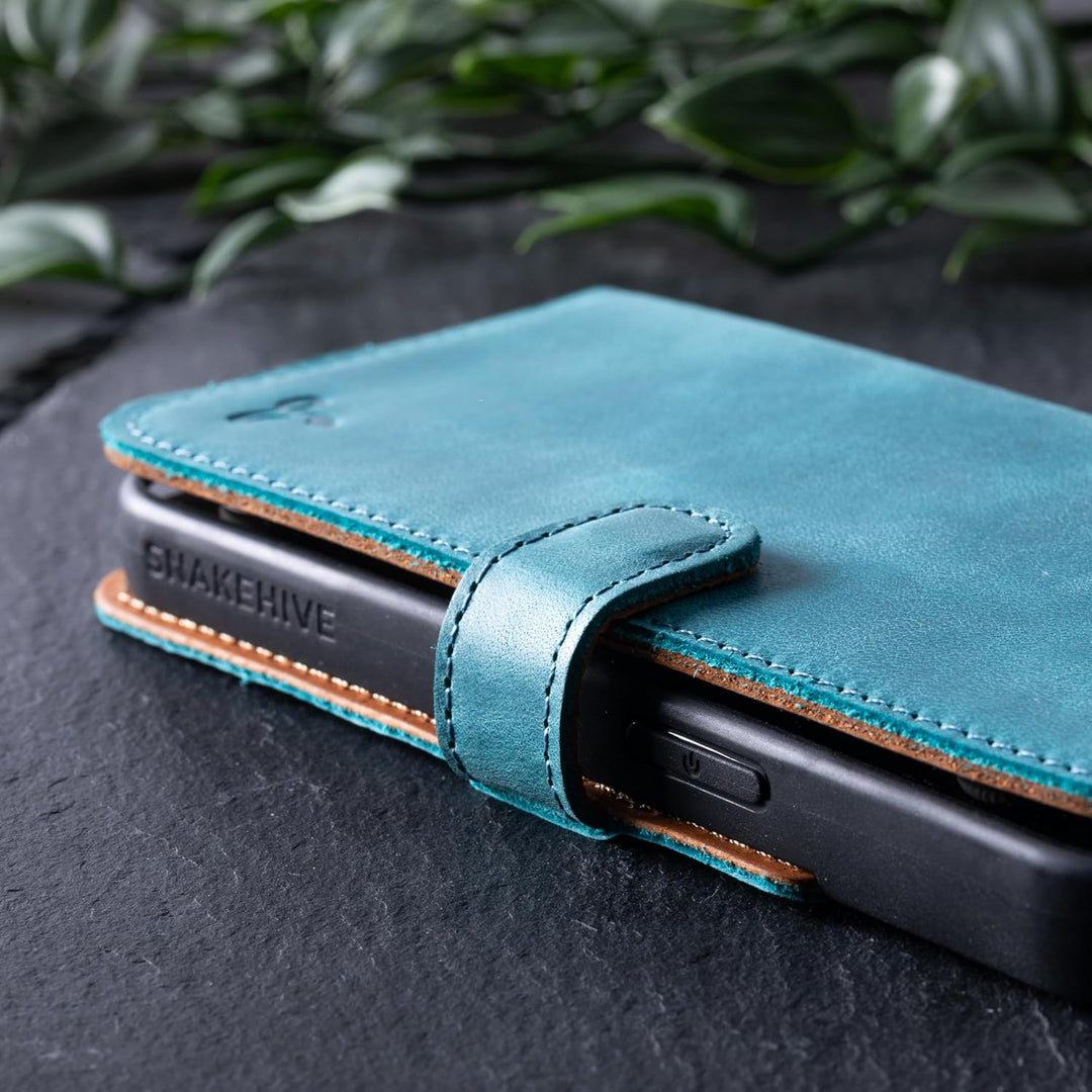 Snakehive Lederhülle für iPhone 15 - Vintage Handyhülle mit Standfunktion und KartenfäChern - Sc