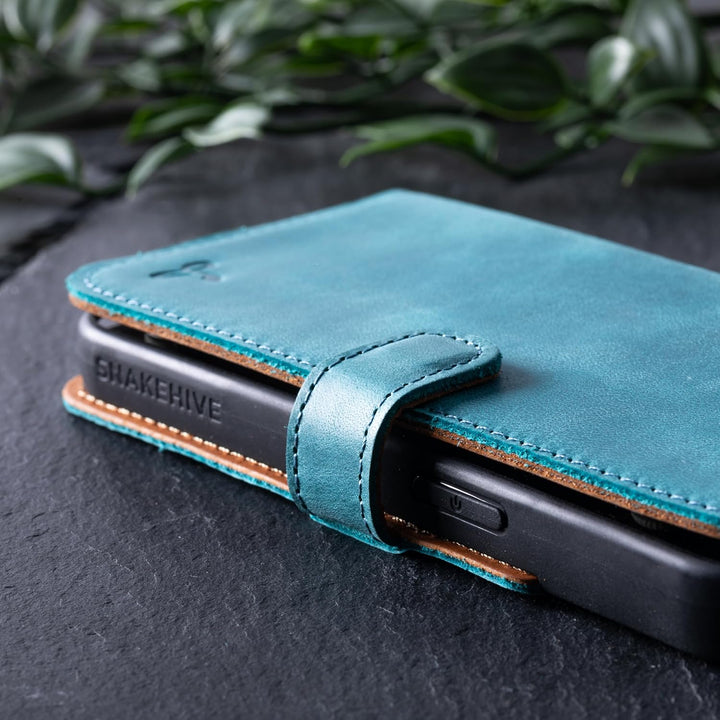 Snakehive Lederhülle für iPhone 15 - Vintage Handyhülle mit Standfunktion und KartenfäChern - Sc