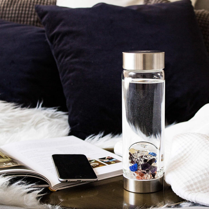 VitaJuwel ViA AYURVEDA - Wasserflasche mit Milchopal, Amethyst, Bergkristall, Lapislazuli, Granat, K