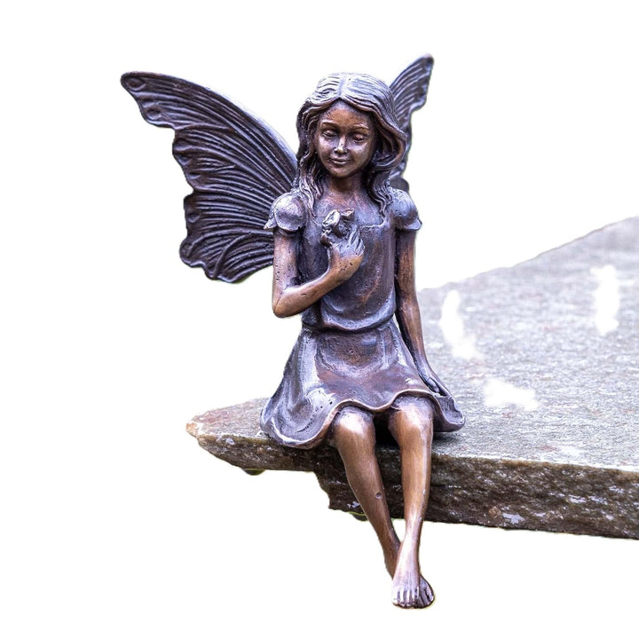 IDYL Bronze-Skulptur Sitzende Fee mit Schmetterling | 20x11x13 cm | Klassische Bronze-Figur handgefe