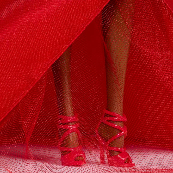 Barbie Signature-Puppe, Holiday 2026, schwarzhaarige Modepuppe | mit Schleifenkleid in Rot, saisonal